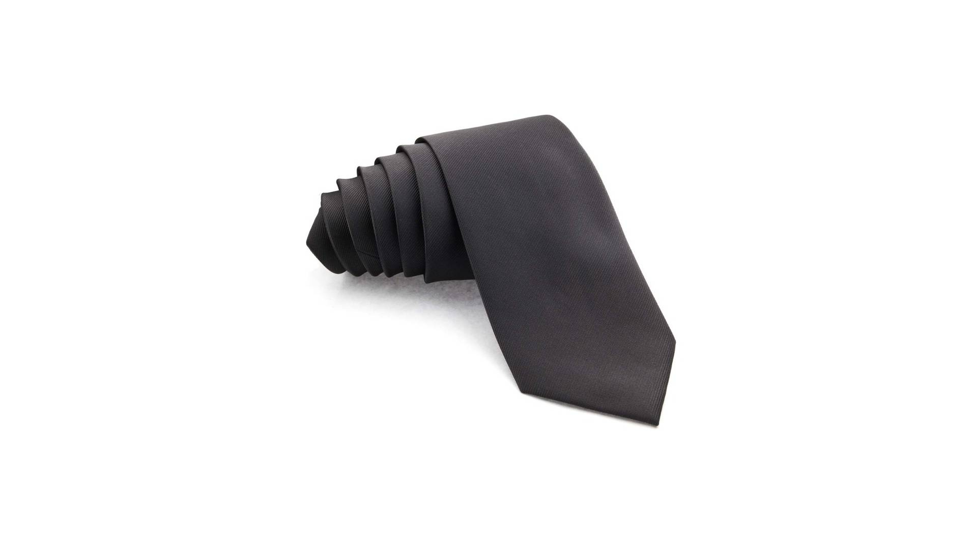 Traje azul marino con corbata negra deals