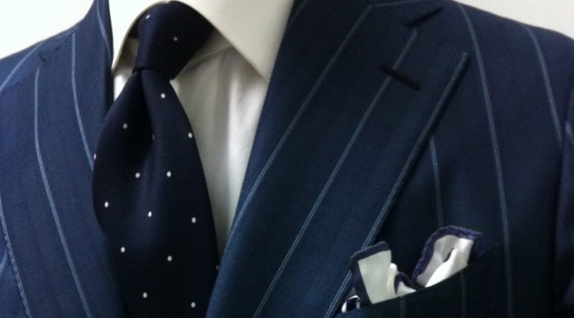 Color de corbata top para camisa azul oscuro